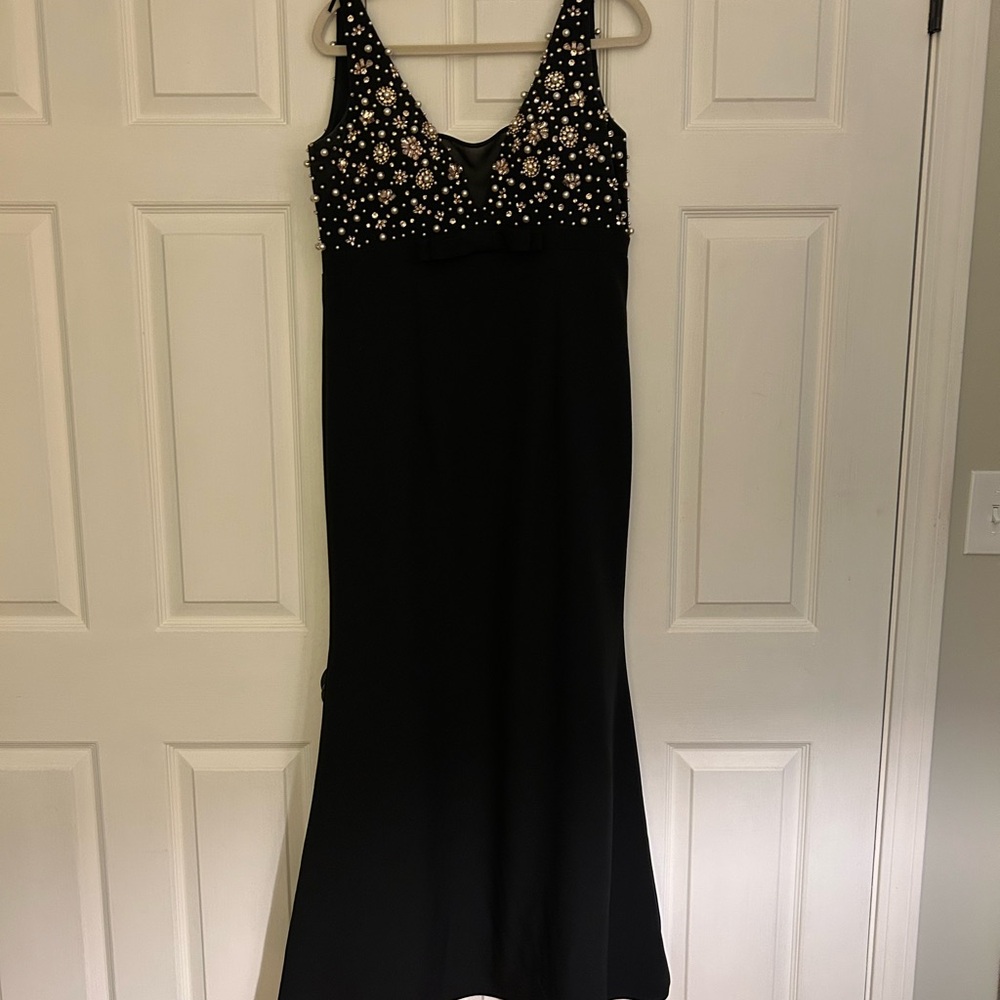 Mac Duggal Black Sleeveless Beaded V-Neck Evening Gown with Gold Embellishments - Picture 2 of 4